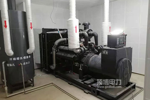广西顶博发电机组制造空气滤清器有3种,常用的是过滤式空气滤芯滤清器